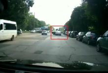 Photo of video | Ca în filmele de acțiune. Un șofer și-a exprimat nemulțumirea în trafic, sărind pe capota unei mașini