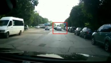 Photo of video | Ca în filmele de acțiune. Un șofer și-a exprimat nemulțumirea în trafic, sărind pe capota unei mașini