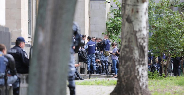 Photo of foto | Gata de o nouă zi de foc. Sute de polițiști au împânzit clădirea Guvernului