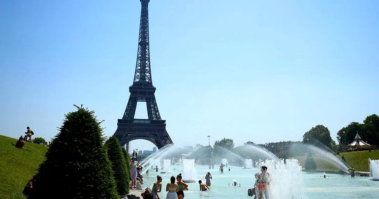 Photo of foto | Se bălăcesc sub Turnul Eiffel și se plimbă cu umbrele. Cum luptă europenii cu valul african de caniculă?