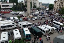 Photo of foto, video | Mai mulți oameni se adună organizat în Chișinău. Unii sunt „înarmați” cu pancarte și par pregătiți de manifestații