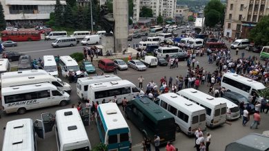 Photo of foto, video | Mai mulți oameni se adună organizat în Chișinău. Unii sunt „înarmați” cu pancarte și par pregătiți de manifestații