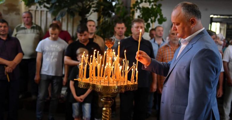 Photo of foto | Dodon, împreună cu soția, la slujba de Duminica Mare: „Doar cu credință în Dumnezeu, vom trece peste toate obstacolele”