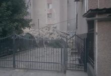 Photo of Oamenilor li s-a permis să își ia lucrurile din apartamentele blocului avariat la Otaci. Proprietarii au intrat în case însoțiți de salvatori