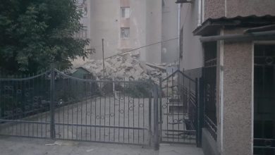 Photo of Oamenilor li s-a permis să își ia lucrurile din apartamentele blocului avariat la Otaci. Proprietarii au intrat în case însoțiți de salvatori