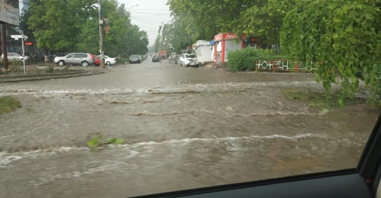 Photo of foto, video | Chișinăul revine la vechile probleme. Câteva minute de ploaie au transformat străzile capitalei în lacuri