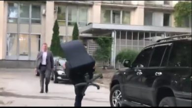 Photo of video | A lăsat funcția, dar nu și fotoliul. Un angajat al Guvernului Filip, surprins cum pleacă cu scaunul în spate