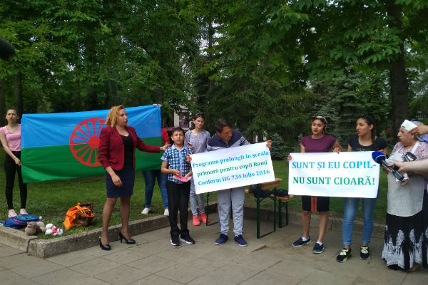 Photo of „Sunt și eu copil, nu sunt cioară”: O manifestație pentru susținerea studiilor de calitate a romilor a avut loc în capitală