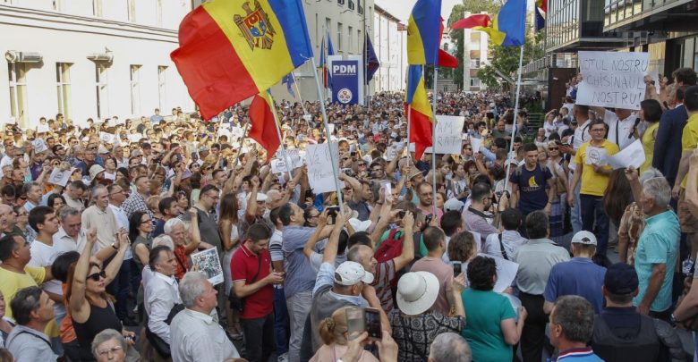 Photo of foto | „Unde sunt focurile de artificii? Nu le văd”. Reacțiile moldovenilor după decizia PDM de a se retrage de la putere