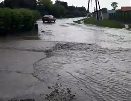 Photo of video | Moldova, din nou sub apă. Un sat din Cantemir, inundat de ploaia din această după-amiază
