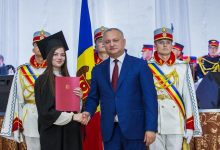 Photo of Cei mai buni 100 de absolvenți din acest an vor primi Diploma Președintelui, însă nu se vor putea distra la festivalul promis de Dodon