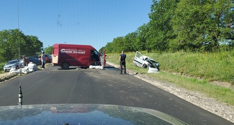 Photo of Accident la Nisporeni. Trei persoane au ajuns la spital după ce două mașini s-au ciocnit