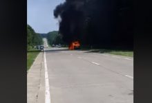Photo of video | Flăcări pe o șosea din raionul Strășeni. O mașină, surprinsă cum arde pe marginea carosabilului