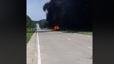 Photo of video | Flăcări pe o șosea din raionul Strășeni. O mașină, surprinsă cum arde pe marginea carosabilului