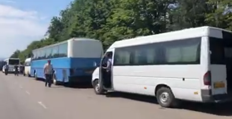 Photo of video | Zeci de autocare, parcate la Stăuceni. Protestatarii s-ar îndrepta spre centrul capitalei