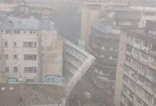 Photo of video | O schelă a fost doborâtă de vânt și ploaie la București. Momentul căderii, surprins de martori