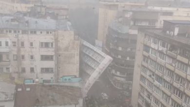 Photo of video | O schelă a fost doborâtă de vânt și ploaie la București. Momentul căderii, surprins de martori