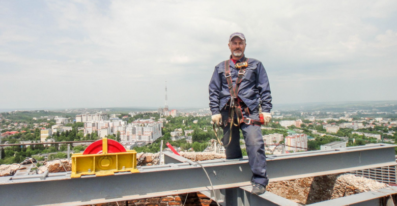 Photo of foto | Premieră în Moldova. „Termoelectrica” efectuează lucrări de reabilitare la o înălțime echivalentă cu cea a unui bloc cu 30 de etaje