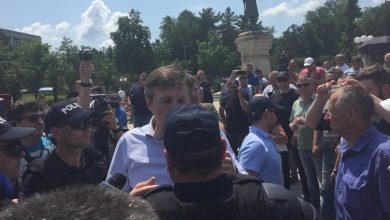 Photo of video | Dorin Chirtoacă, luat pe sus de paza lui Plahotniuc, după ce s-ar fi aruncat în direcția liderului PD