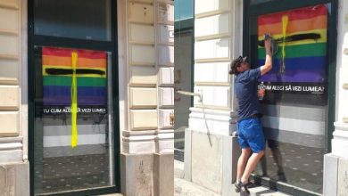 Photo of foto | „Ucide-i cu bunătate”. Modul original al comunității LGBT din Timișoara de a lupta cu homofobia, viral pe internet