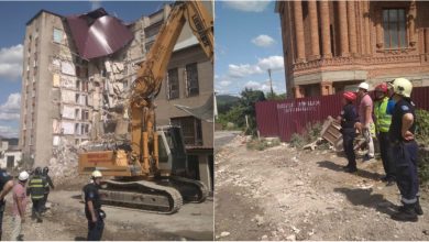 Photo of foto | Lucrările de demolare a blocului de la Otaci continuă: O mare parte de acoperiș, demontată