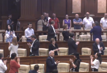 Photo of video | Aplaudați în picioare: Cei 6 polițiști, suspendați din funcție pentru că susțin Guvernul Sandu, apreciați în Parlament
