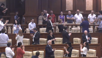 Photo of video | Aplaudați în picioare: Cei 6 polițiști, suspendați din funcție pentru că susțin Guvernul Sandu, apreciați în Parlament