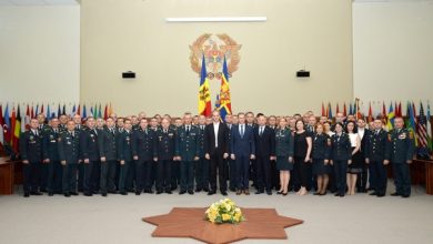 Photo of video | Eugen Sturza a plecat cu onoruri de la Ministerul Apărării Naționale. Dodon l-a prezentat pe noul ministru corpului de comandă al Armatei