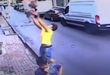 Photo of video | A devenit erou la doar 17 ani. Un tânăr a salvat un bebeluș din Turcia, care a căzut în gol de la etaj