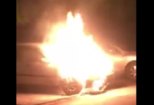 Photo of video | A ars ca o torță. Un automobil s-a aprins noaptea trecută în curtea unui bloc din sectorul Rîșcani