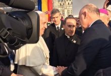 Photo of foto | Pavel Filip, printre pelerinii care au venit să îl vadă pe Papa Francisc. Premierul a dat mâna cu suveranul