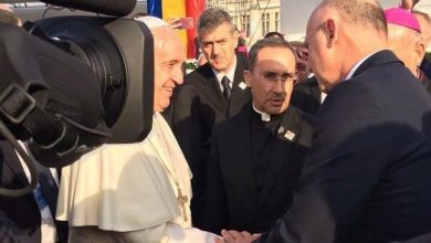 Photo of foto | Pavel Filip, printre pelerinii care au venit să îl vadă pe Papa Francisc. Premierul a dat mâna cu suveranul