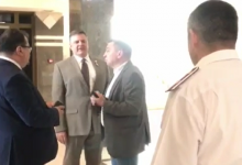 Photo of video | Ambasadorul UE în Moldova nu este lăsat să intre la ședința Parlamentului. Paza spune că nu știe nimic despre întrunire