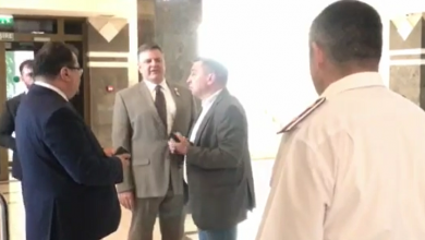 Photo of video | Ambasadorul UE în Moldova nu este lăsat să intre la ședința Parlamentului. Paza spune că nu știe nimic despre întrunire