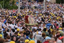 Photo of foto, video | Au înfruntat ploaia cu grindină ca să îl vadă pe Papa Francisc. Mii de oameni îl așteaptă pe suveran în fața Palatului Culturii din Iași