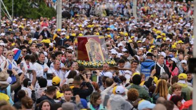 Photo of foto, video | Au înfruntat ploaia cu grindină ca să îl vadă pe Papa Francisc. Mii de oameni îl așteaptă pe suveran în fața Palatului Culturii din Iași