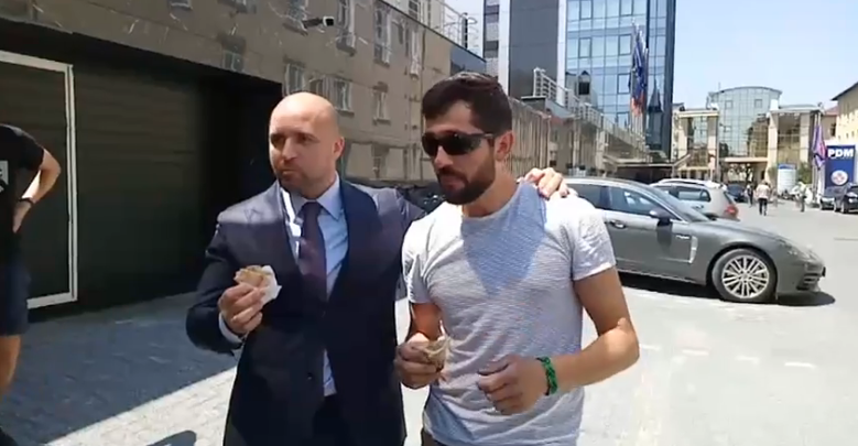 Photo of video | Membrii OccupyGuguță au protestat în fața sediului PD, mâncând pizza. Cebotari: Mă serviți sau nu?