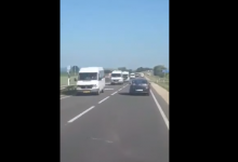 Photo of video | Ar transporta manifestanți în capitală? Zeci de microbuze, surprinse pe traseul Chișinău – Soroca