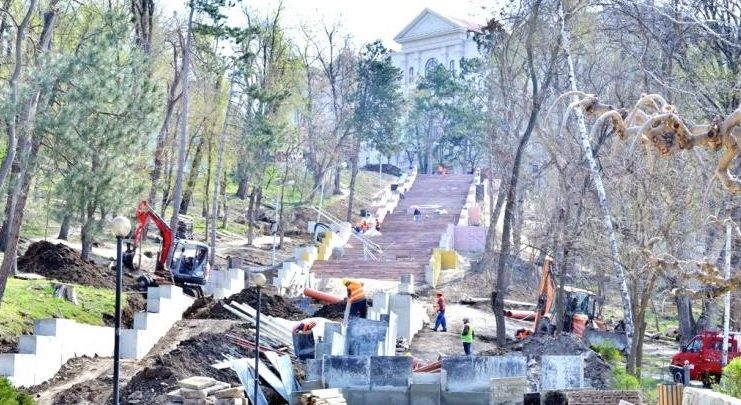 Photo of video | O mămică cu cărucior, surprinsă în timp ce încearcă să coboare scările de la Valea Morilor. Internauții, nemulțumiți de lipsa căilor de acces speciale