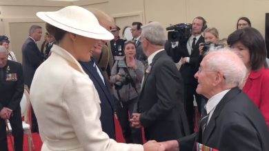 Photo of video | Melania Trump, curtată de un veteran de 93 de ani. Ce reacție a avut președintele SUA?