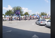 Photo of video | S-au adunat cu steaguri și scandează „Renato”. Zeci de oameni îl așteaptă pe  liderul Partidului Nostru la vamă