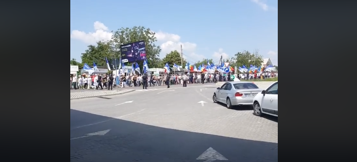 Photo of video | S-au adunat cu steaguri și scandează „Renato”. Zeci de oameni îl așteaptă pe  liderul Partidului Nostru la vamă