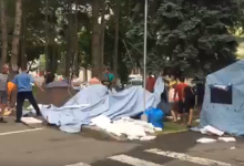 Photo of video | Pleacă PD-ul de la guvernare, pleacă și protestatarii acasă: Aceștia au fost filmați cum demontează corturile