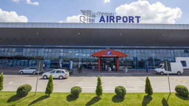Photo of Nu mai avea răbdare sau alta era cauza? Un bărbat a forțat geamul de la Aeroportul Chișinău și a părăsit neautorizat sala controlată