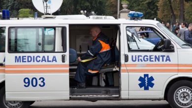 Photo of Un tânăr care ar fi schizofrenic, forțat de un felcer să se refuze de spitalizare, după ce i s-a făcut rău în stradă. Martoră: Băiatul părea mult mai adecvat decât medicul