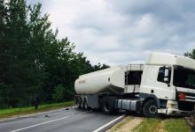 Photo of foto | S-ar fi aplecat după telefon, dar a pierdut controlul volanului. Un automobil s-a tamponat cu o cisternă pe traseul Chișinău-Leușeni