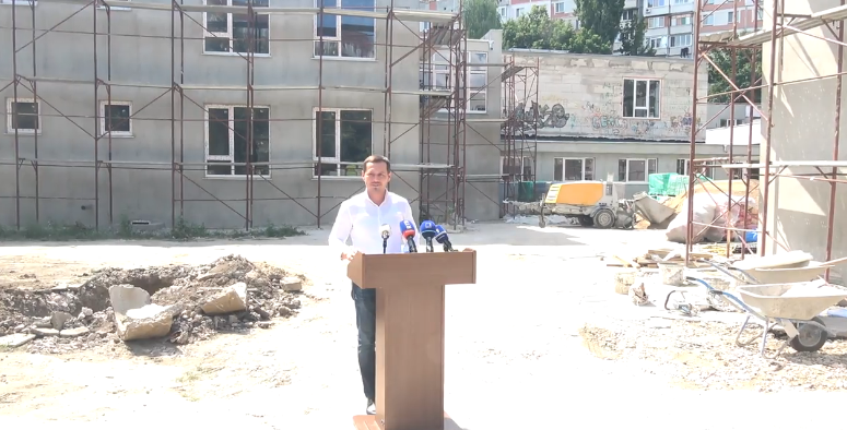 Photo of video | Codreanu și-a prezentat raportul de activitate la una dintre grădinițele aflate în reparație: Am găsit Chișinăul ca pe un copil orfan