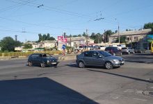 Photo of Două mașini dau bătăi de cap șoferilor dis-de-dimineață. Vehiculele s-au tamponat dur și au creat ambuteiaj în zonă