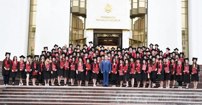 Photo of foto | Cei mai buni dintre cei mai buni au primit Diploma de Onoare a Președintelui. Peste 250 de absolvenți, felicitați de Dodon