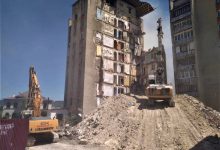 Photo of foto, video | Au fost reluate lucrările de demolare a blocului de la Otaci. Peste 20 de muncitori lucrează la fața locului